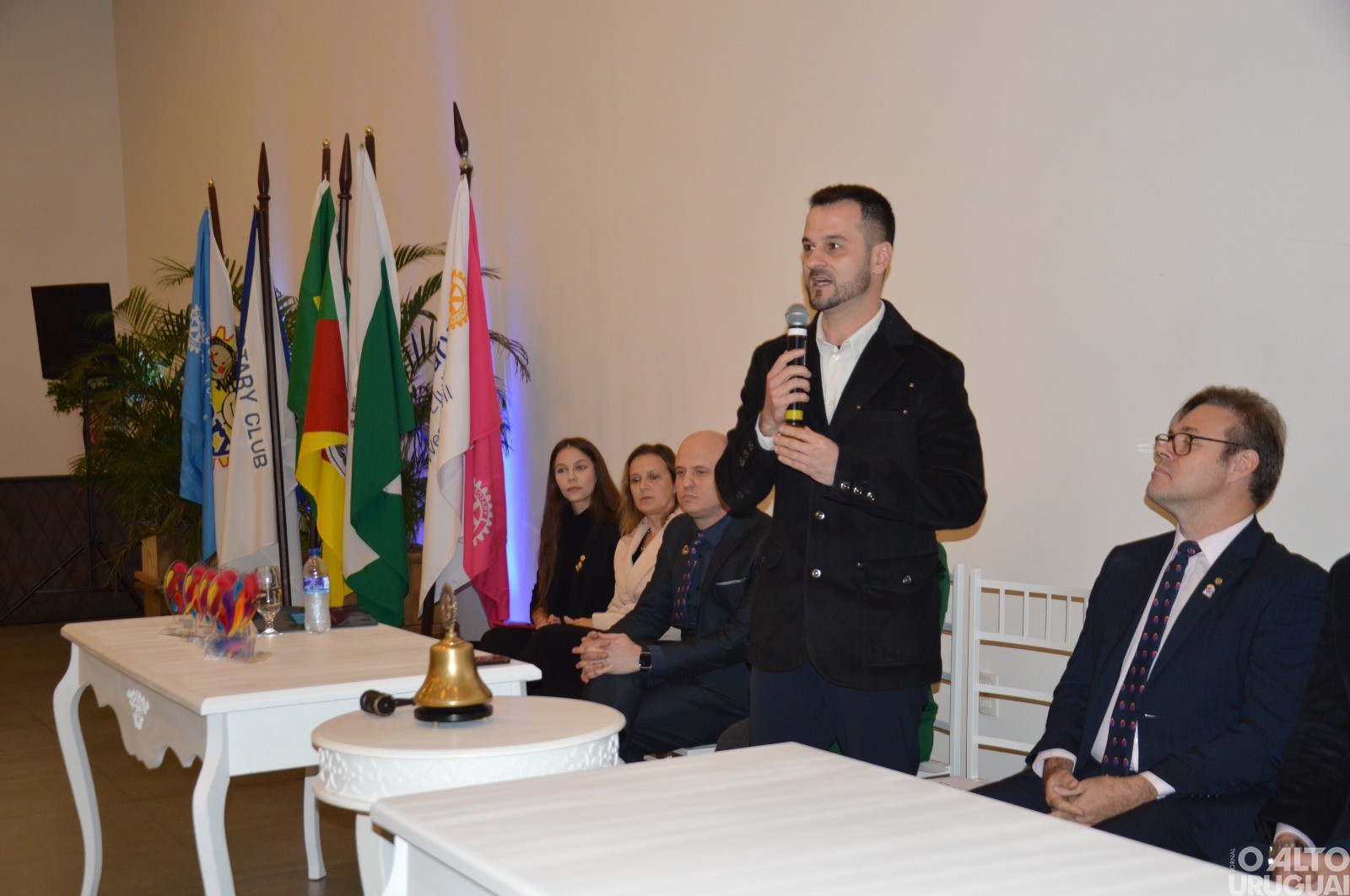 Clubes de Rotarys empossam novas diretorias em FW