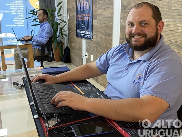 Farol TI completa 15 anos sendo referência em sistemas comerciais e certificação digital