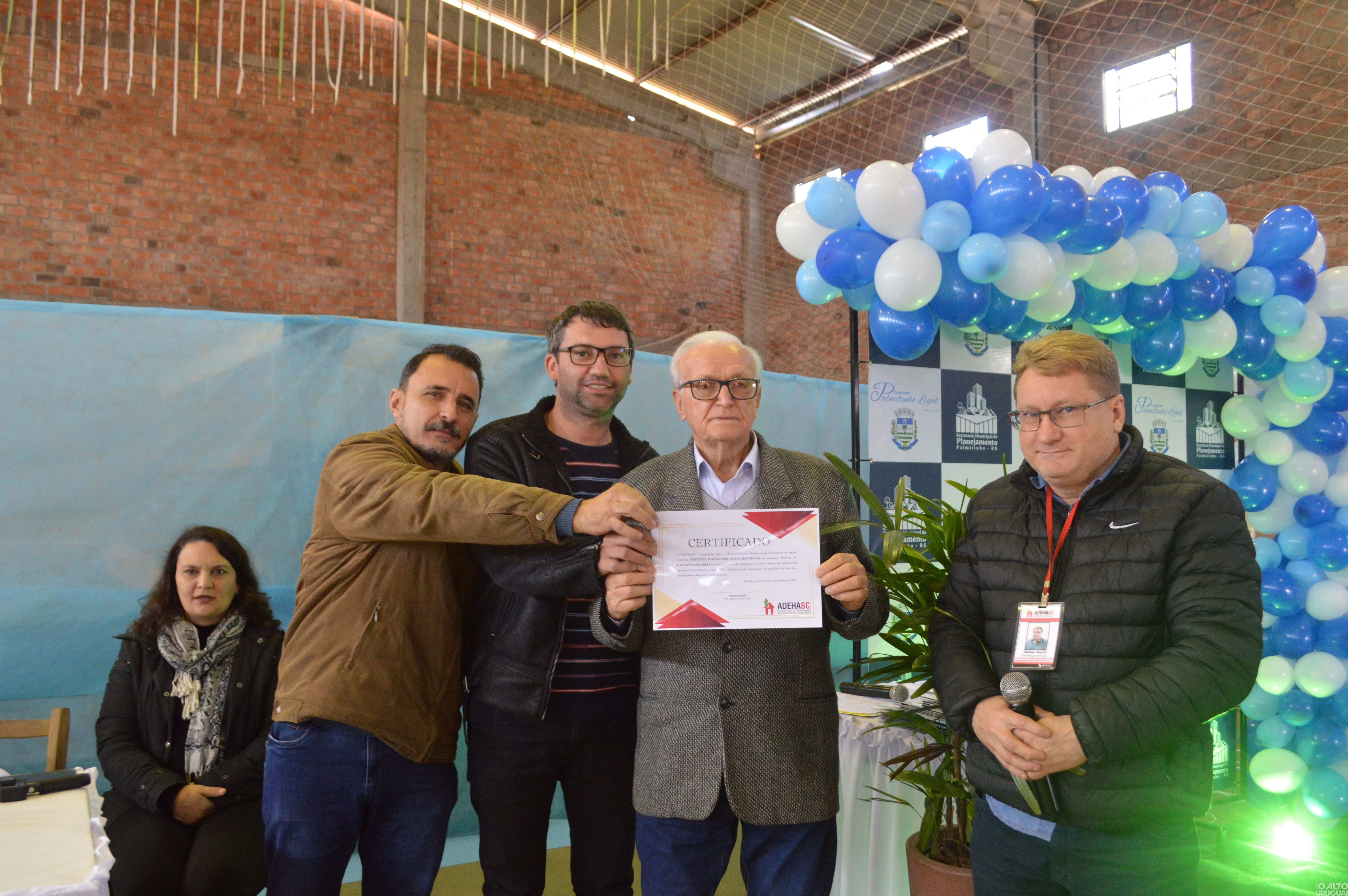 Executivo de Palmitinho entrega 45 imóveis