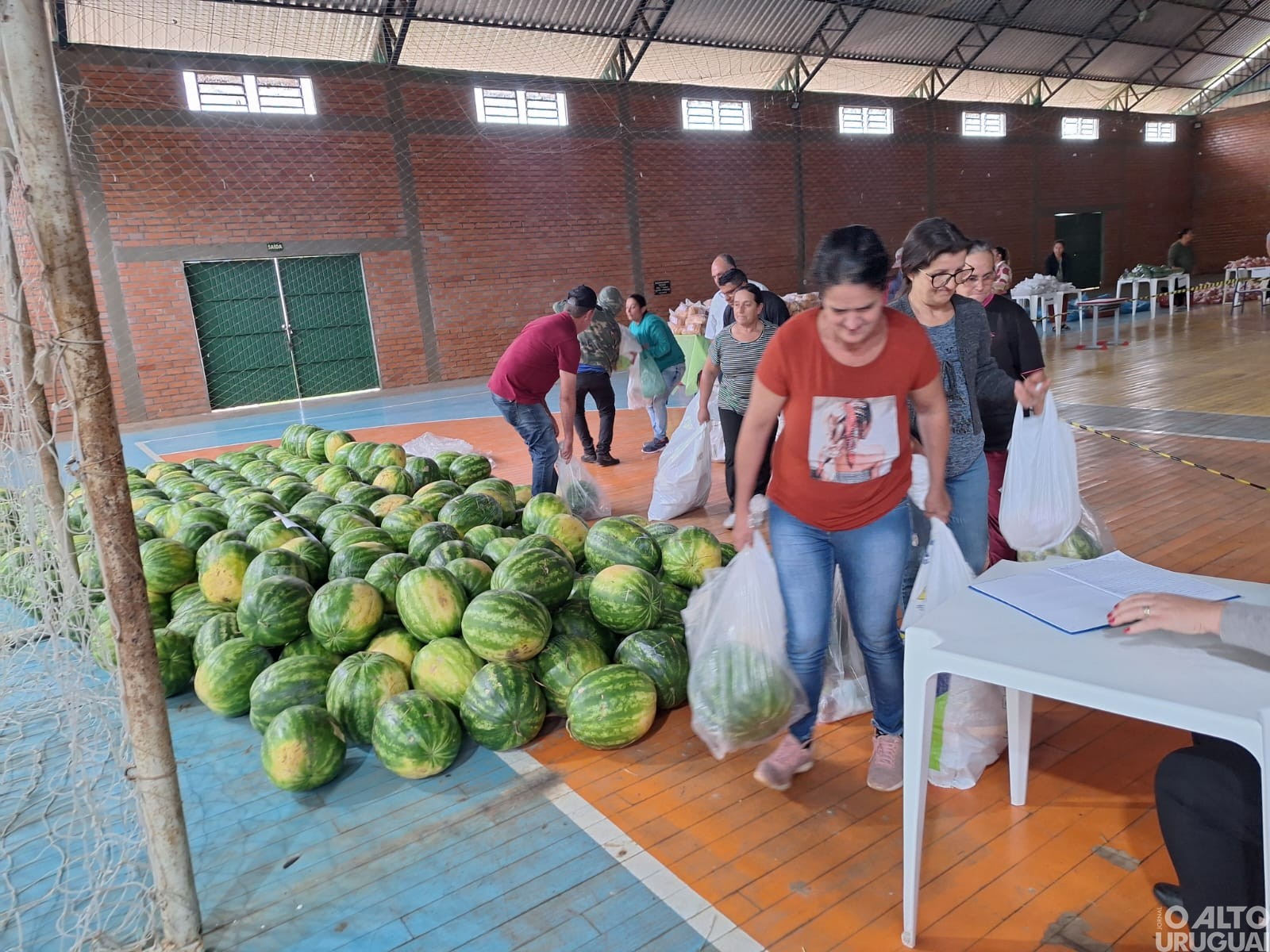 Entrega de alimentos do PAA beneficia mais de 300 famílias em Cristal do Sul