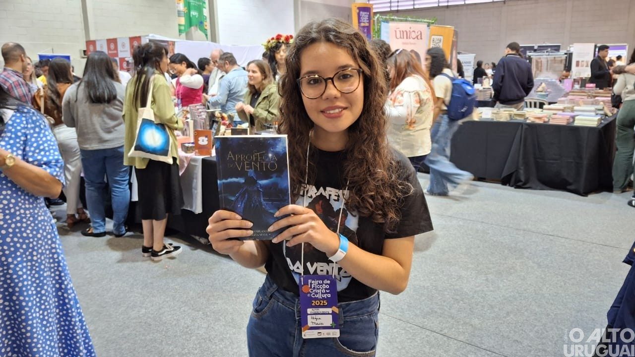 Kézia de Oliveira Maia lança seu primeiro livro em São Paulo