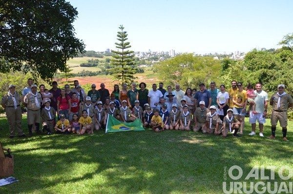 Novos integrantes do Grupo Escoteiro Mãos Unidas realizam promessa escoteira