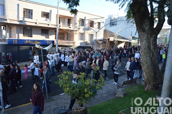 Confecção dos tapetes de Corpus Christi mobiliza católicos em FW