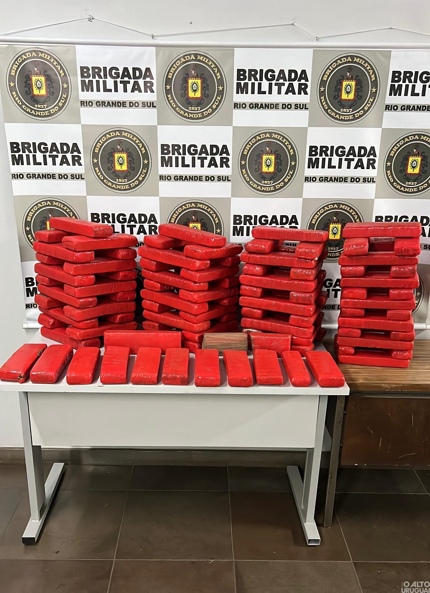 Brigada Militar apreende 74,3 kg de maconha em Iraí