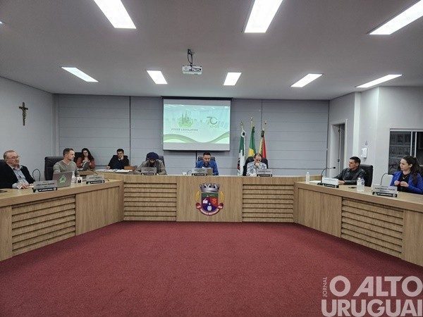 Ismael Cocco do Santos preside sessão ordinária na Câmara de FW