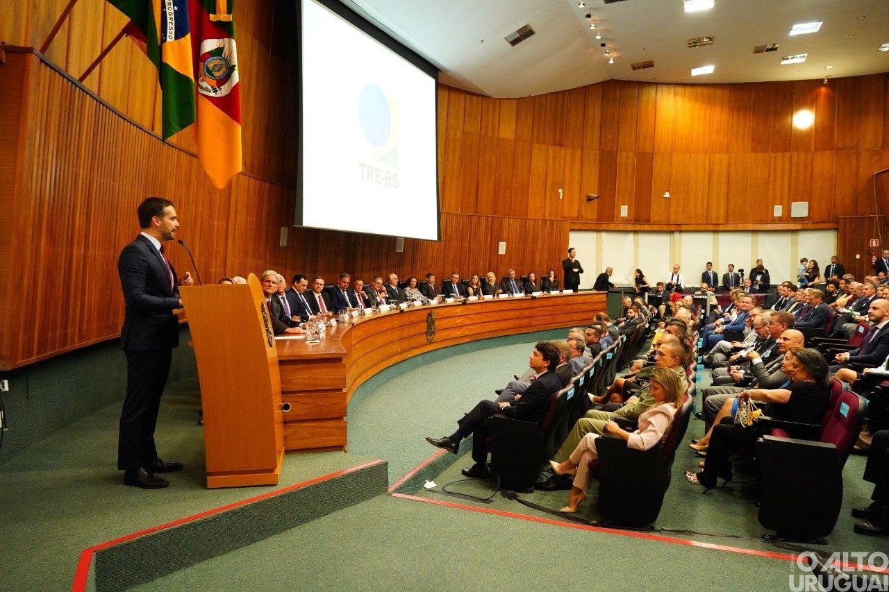Eduardo Leite e demais políticos são diplomados no RS