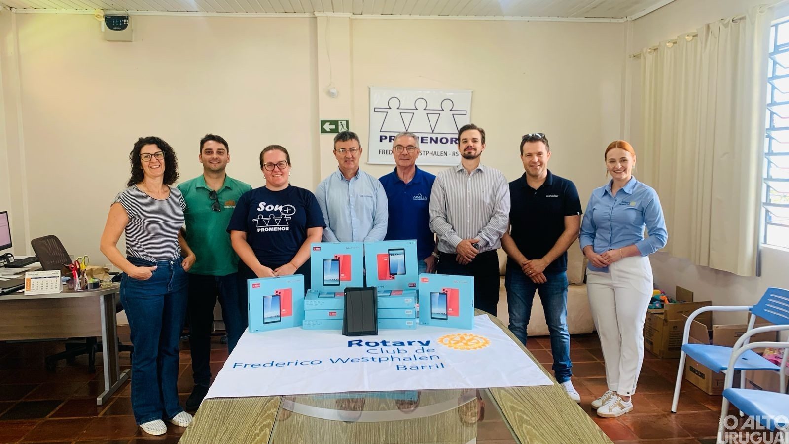 Rotary Clube Barril entrega 10 tablets ao Promenor