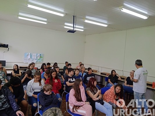 Secretaria de Meio Ambiente realiza ação educação ambiental nas escolas de FW