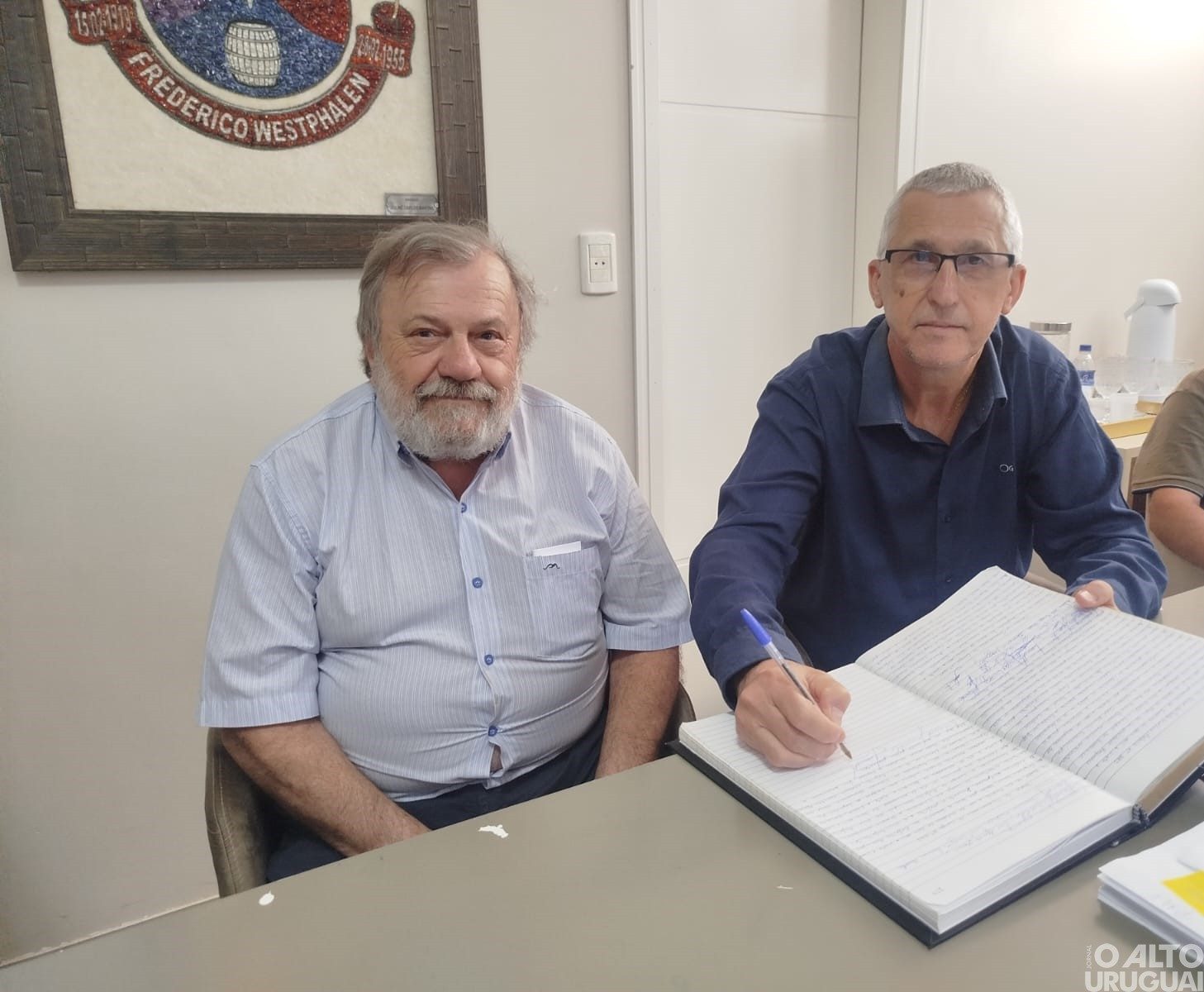 Prefeito Orlando Girardi transmite cargo ao vice-prefeito Chester Francescatto