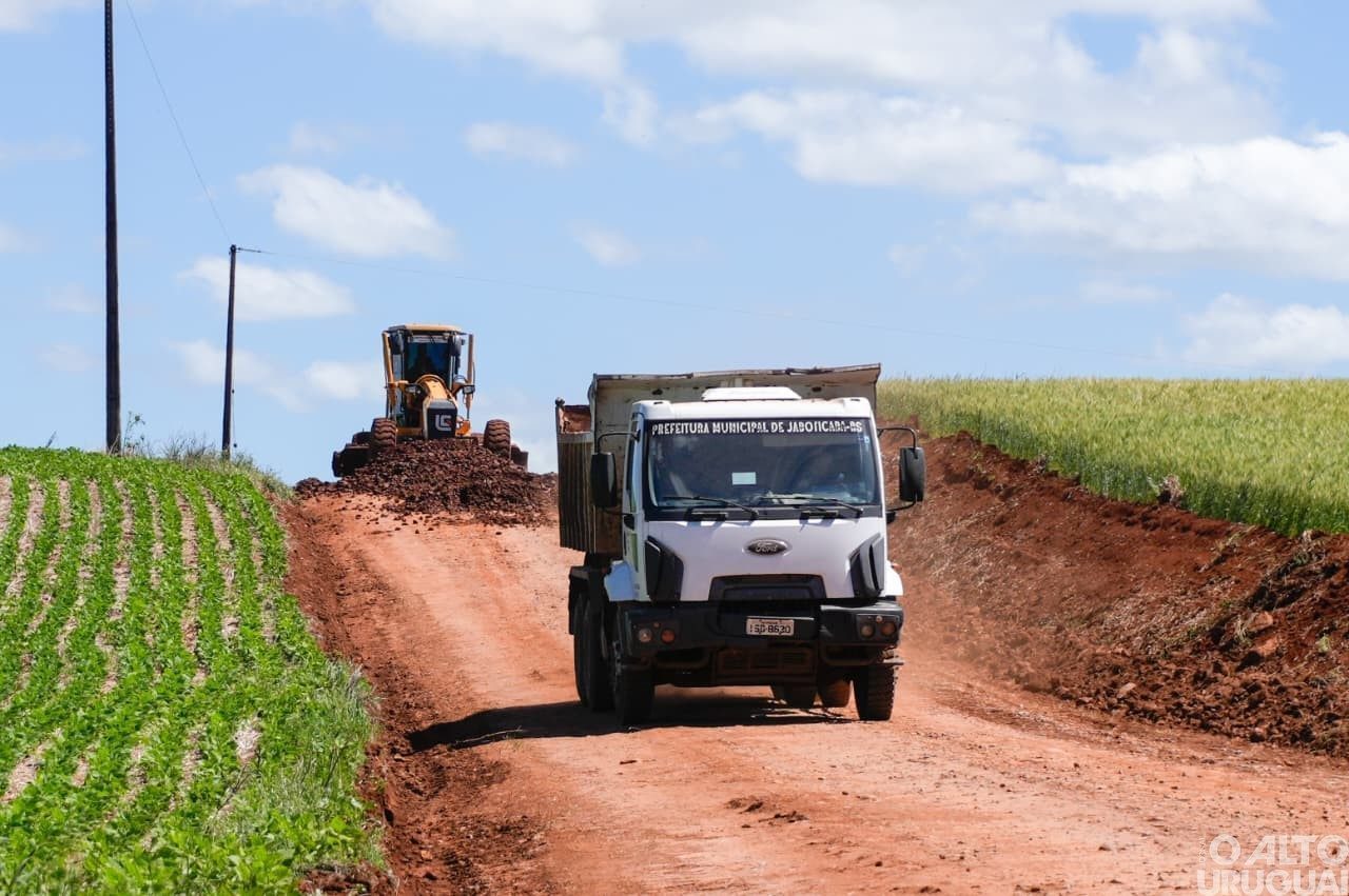 Secretaria de Obras intensifica recuperação das estradas do interior de Jaboticaba
