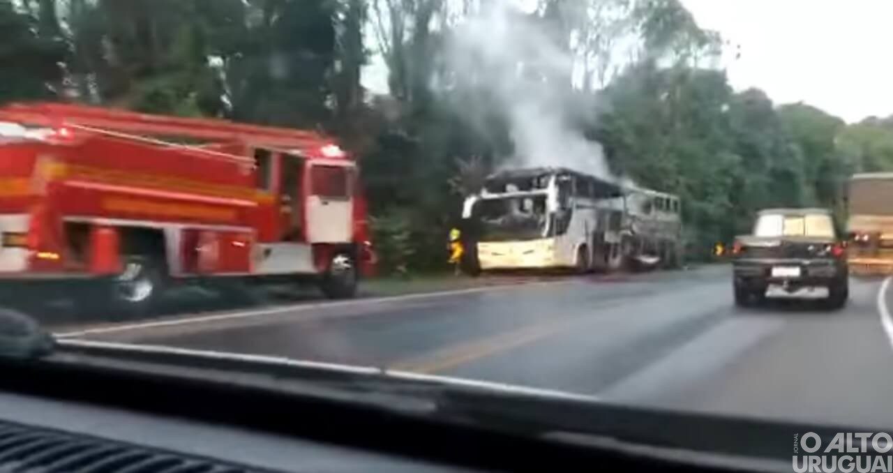 Ônibus de carga pega fogo na BR-386