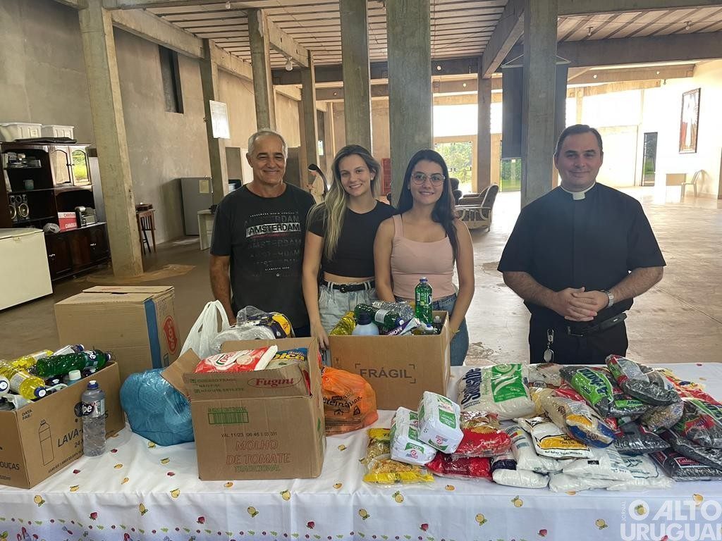 URI/FW entrega doações a entidades filantrópicas da região
