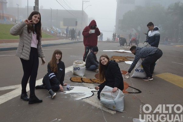 Confecção dos tapetes de Corpus Christi mobiliza católicos em FW