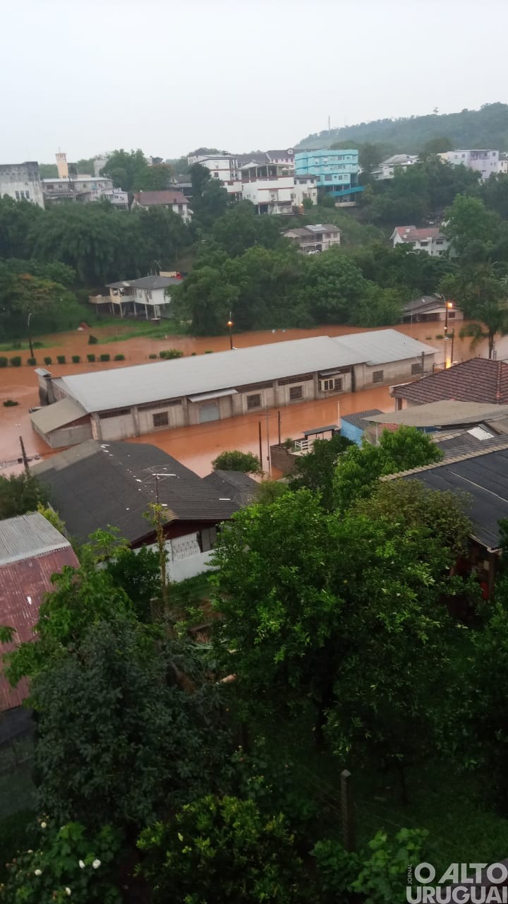 Temporal causa alagamentos, quedas de árvores e granizo na região