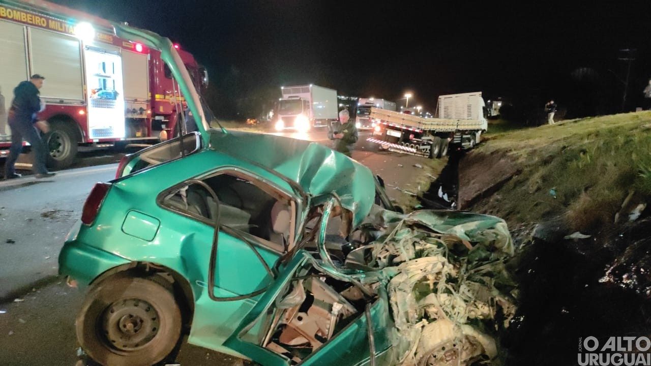 Grave colisão entre carro e caminhão bloqueia BR-386 em FW
