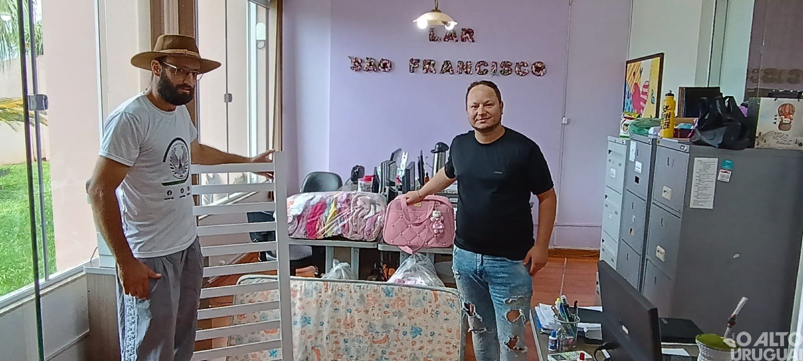 AUNP/RS doa enxoval e berço para bebê do Lar São Francisco de FW