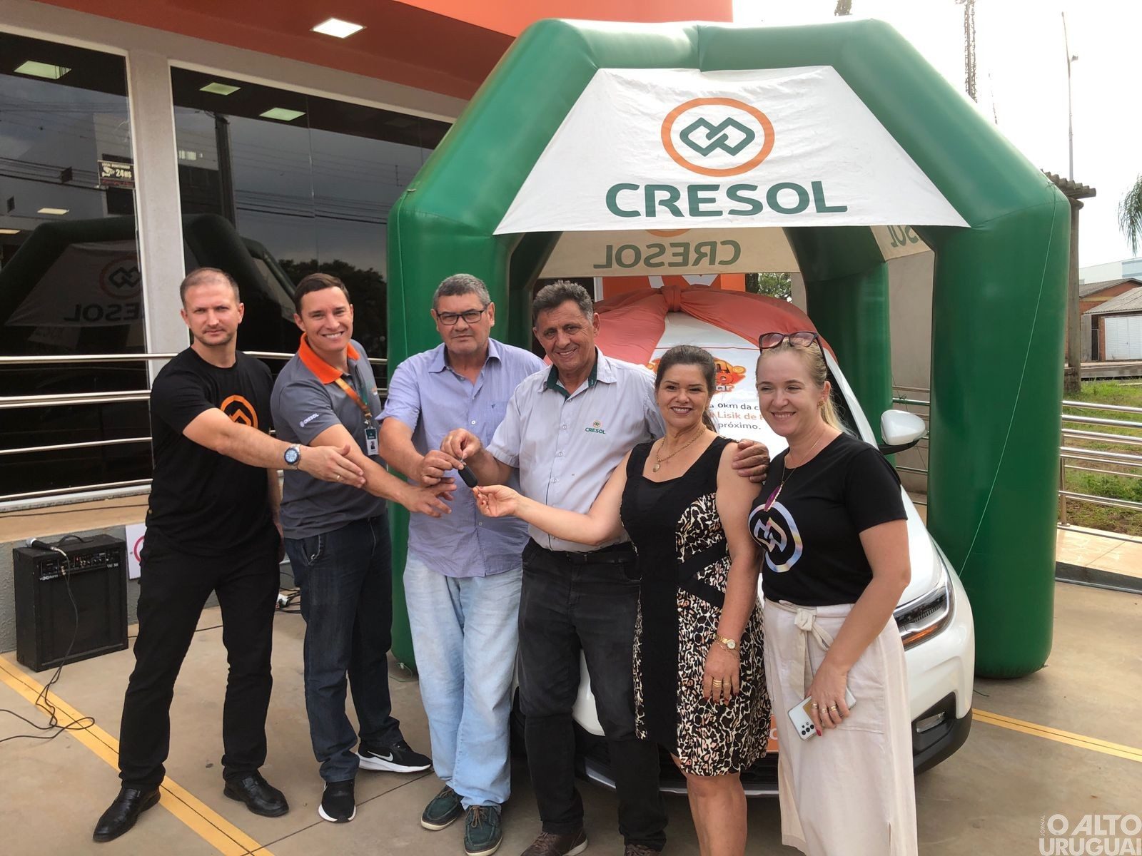 Cresol Raiz entrega veículo para associada de Palmitinho