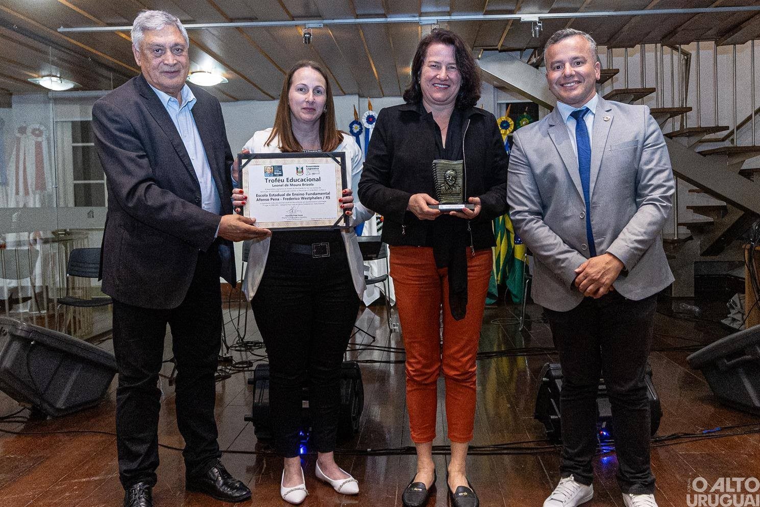 Escola Afonso Pena de FW é premiada com o Troféu Leonel de Moura Brizola