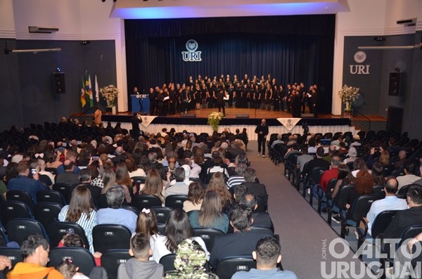 Emoção e reencontros marcam os 30 anos do Coral da URI/FW
