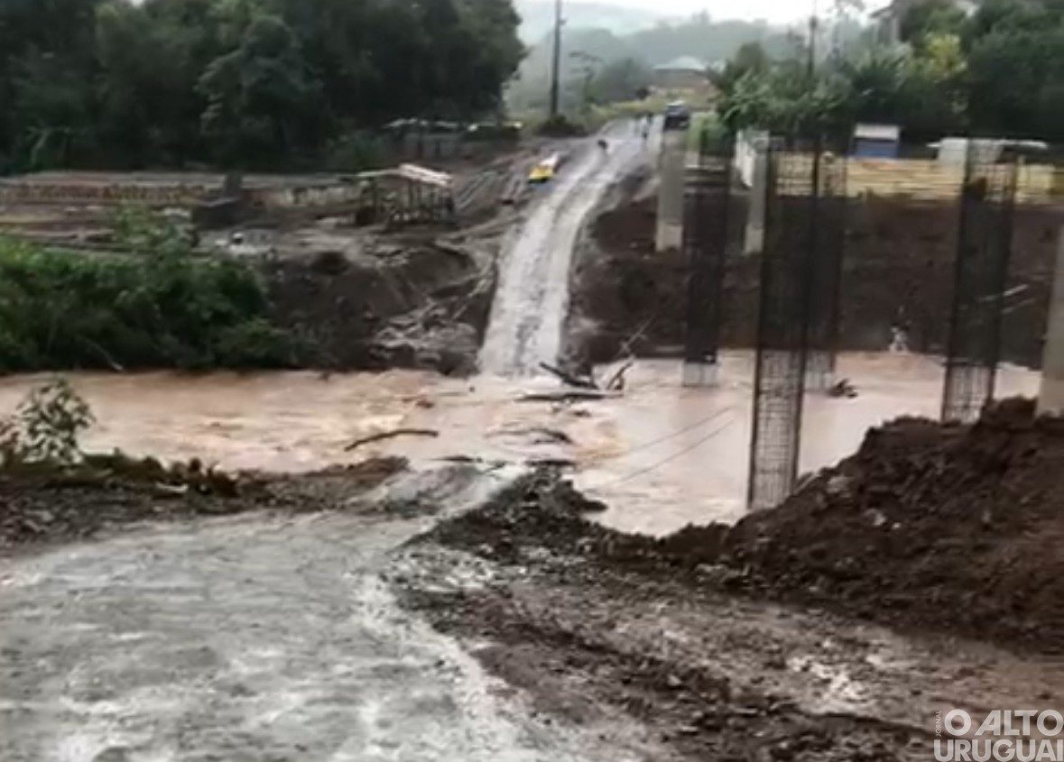 Ponte entre Liberato Salzano e Trindade do Sul é levada pela água