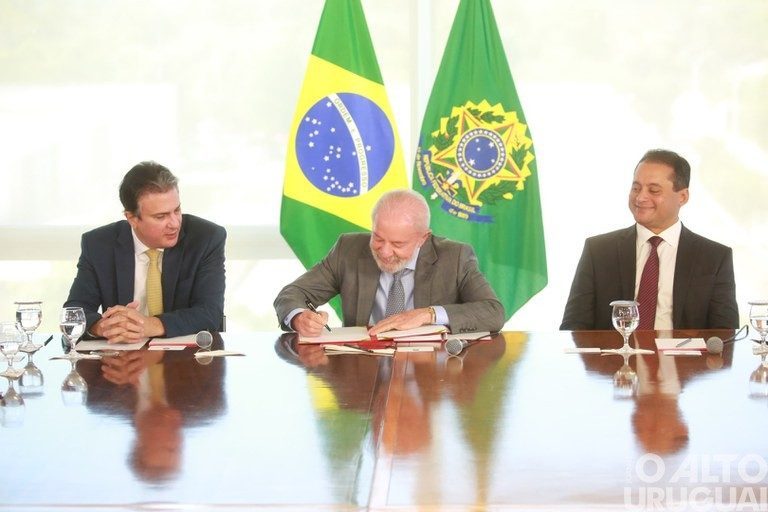 Presidente Lula assina decreto que proíbe educação à distância em cinco cursos