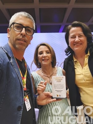 Escola Afonso Pena de FW recebe prêmio do Ideb 2023 em Porto Alegre