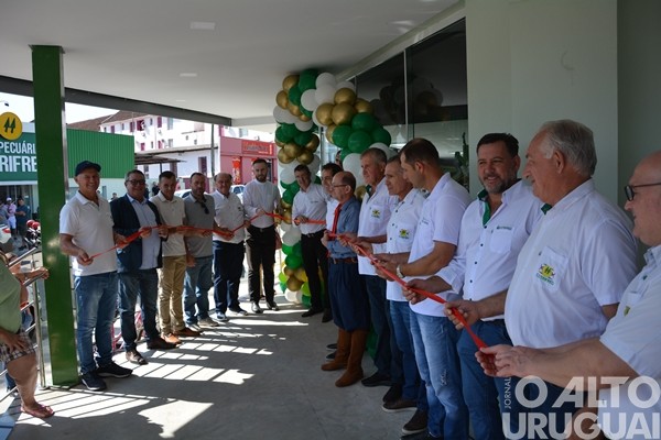 Cotrifred reinaugura supermercado em Iraí