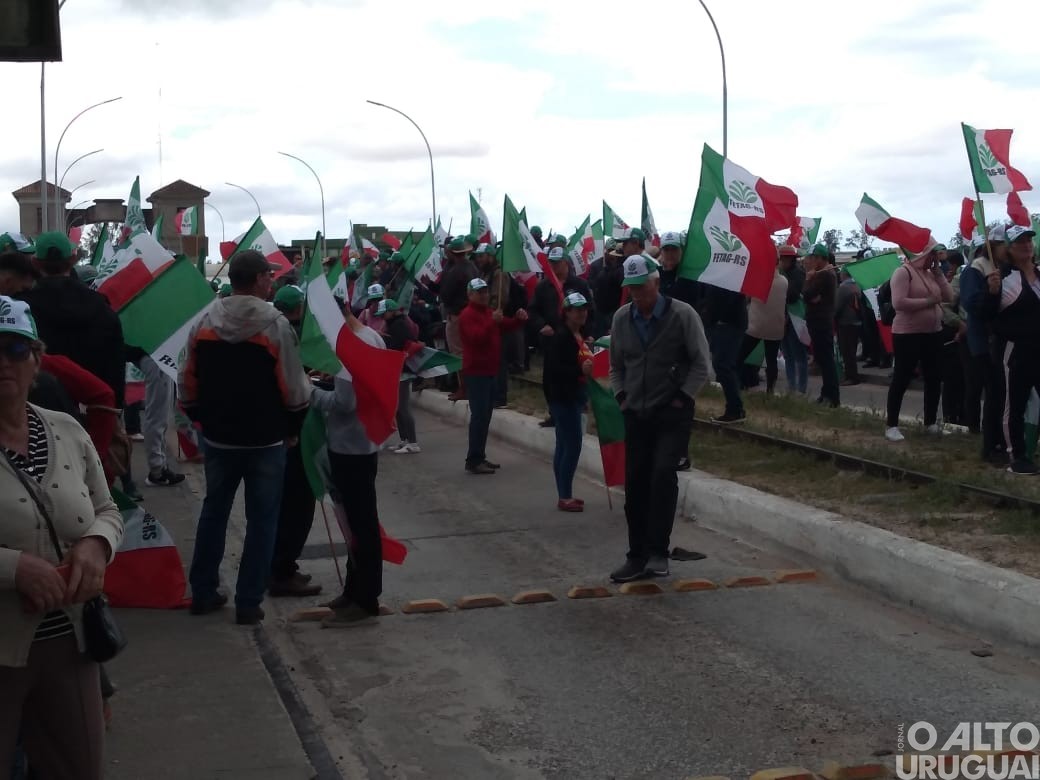 Produtores gaúchos fecham a ponte na divisa de Jaguarão com o Uruguai