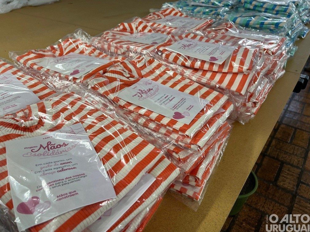 Projeto Mãos Solidárias produz mais de 500 peças de roupas infantis