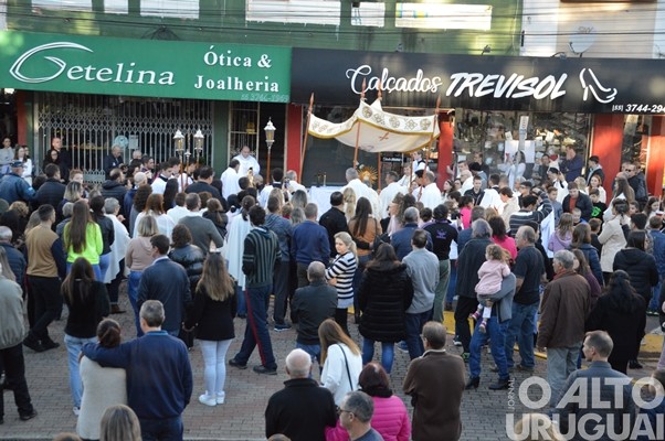 Confecção dos tapetes de Corpus Christi mobiliza católicos em FW