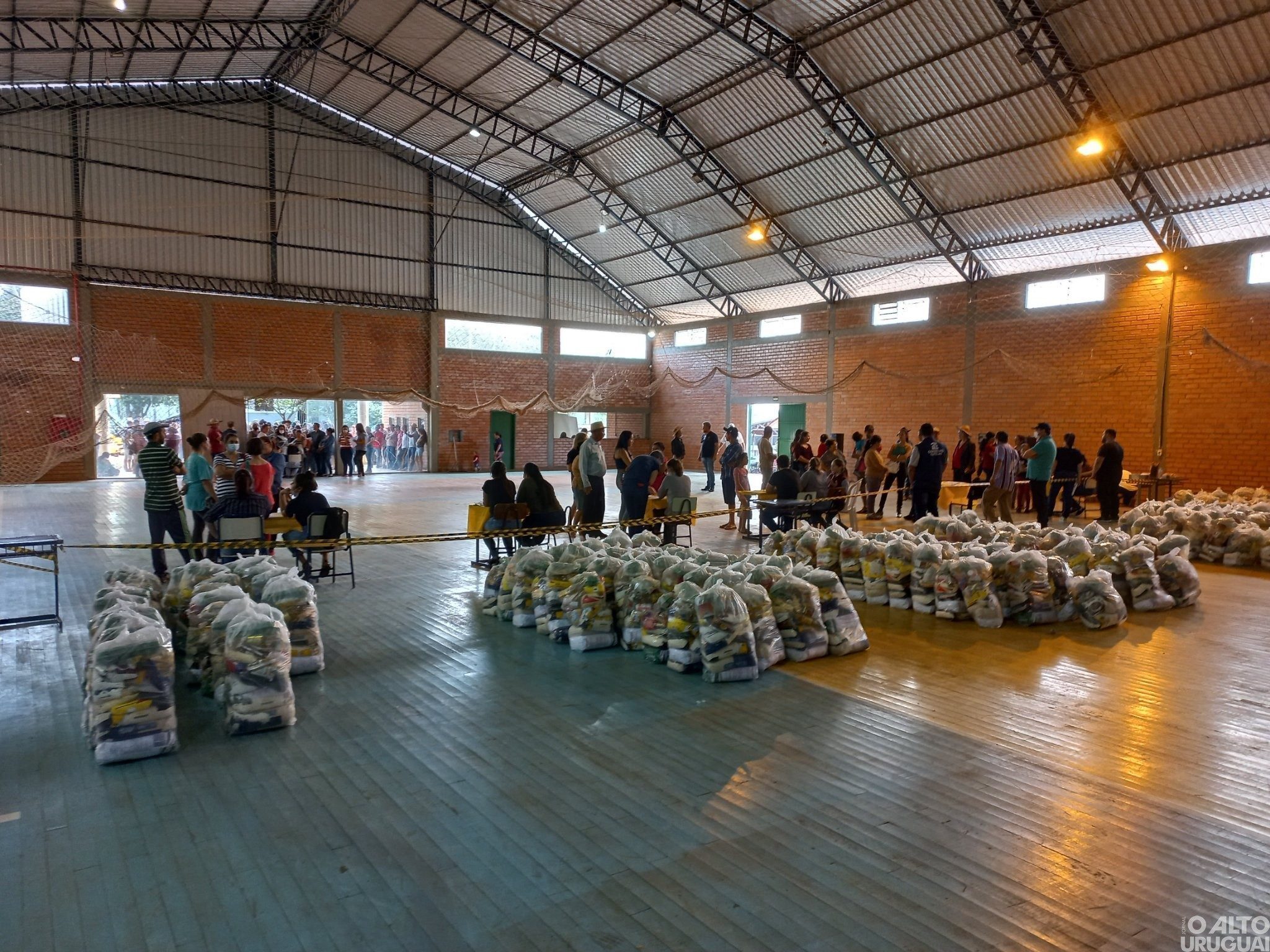 Agricultores de Cristal do Sul recebem primeira remessa de cestas básicas