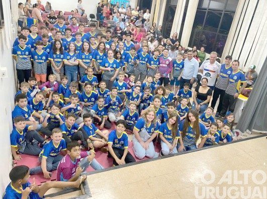 Mais de 100 uniformes são entregues para a Escolinha CMD de Pinhal