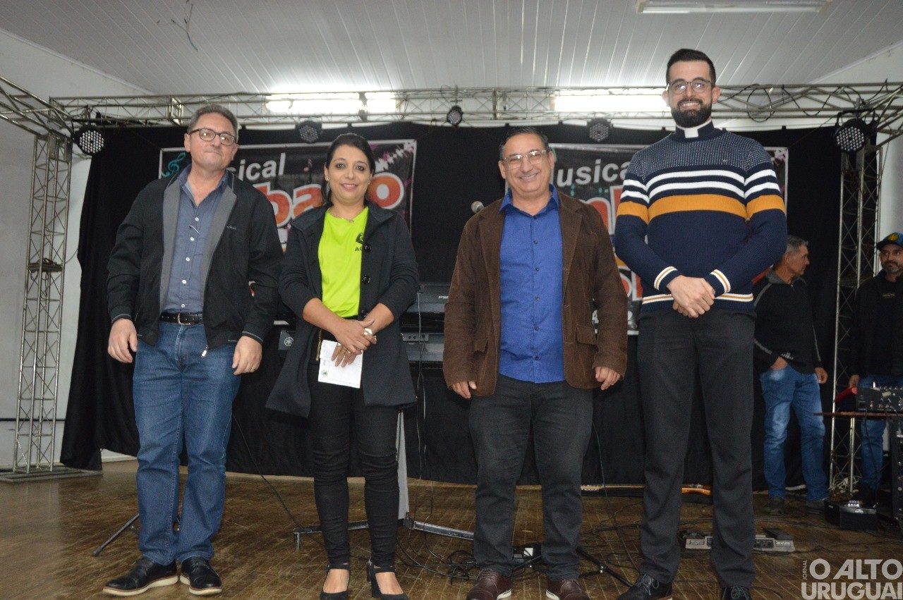 Centenas de pessoas participam da 19ª Festa do Leitão