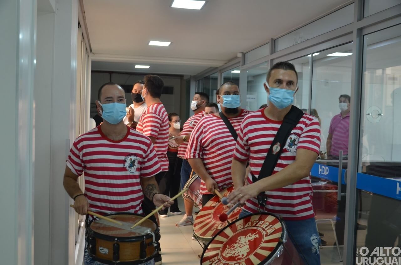Carnavalescos de Iraí animam internados e funcionários do HDP