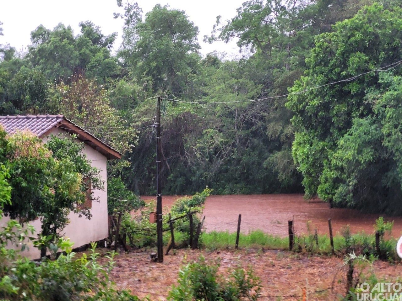 Temporal deixa moradores da região sem energia elétrica 