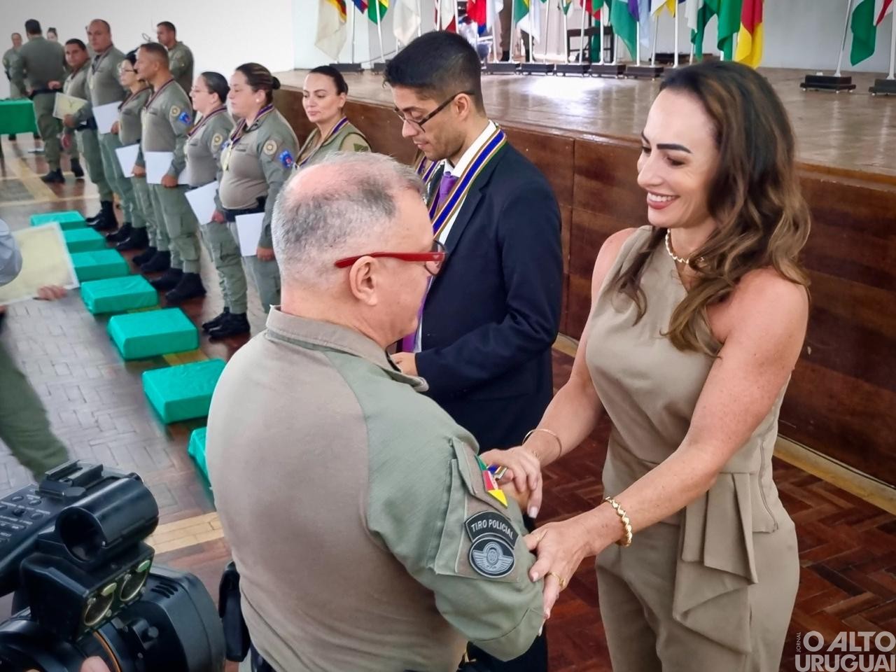 Delegada Aline Dequi Palma recebe Comenda do CRPO Alto Jacuí