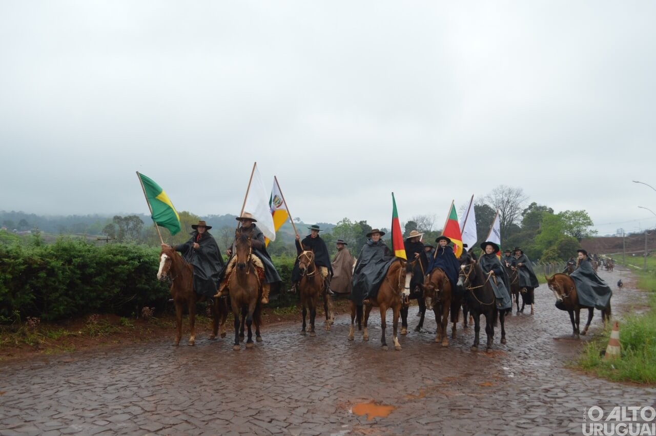 Iraí a Erval Seco: cavalarianos do 30º Bate-Casco passam por FW