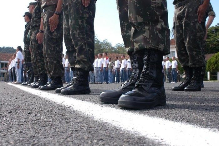 Jovens que completam 18 anos em 2024 já podem fazer o alistamento militar