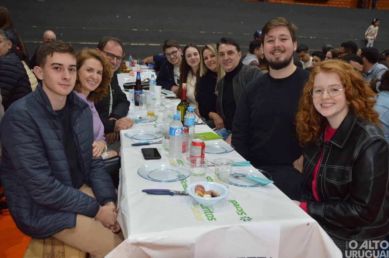Centenas de pessoas participam da 19ª Festa do Leitão