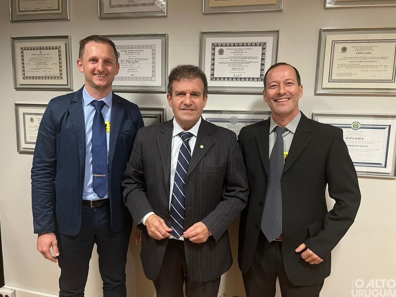 Presidente do Legislativo de FW protocola ofícios e projetos em agenda com deputados na Capital Federal