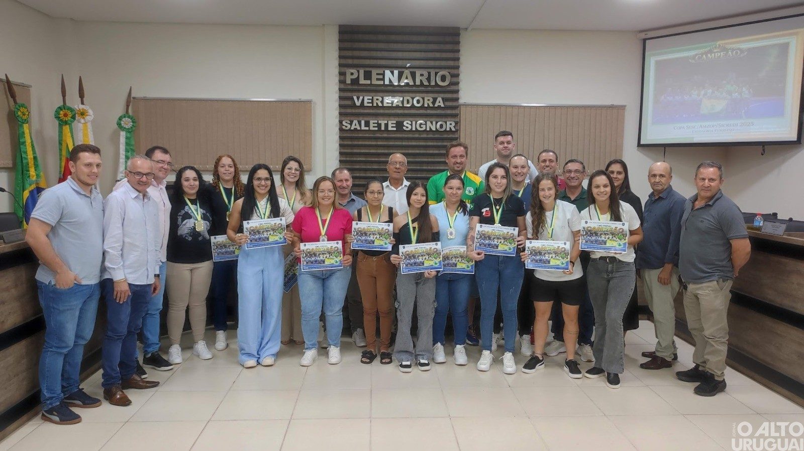 Legislativo de Pinhal homenageia campeãs da Copa Amzop de 2025