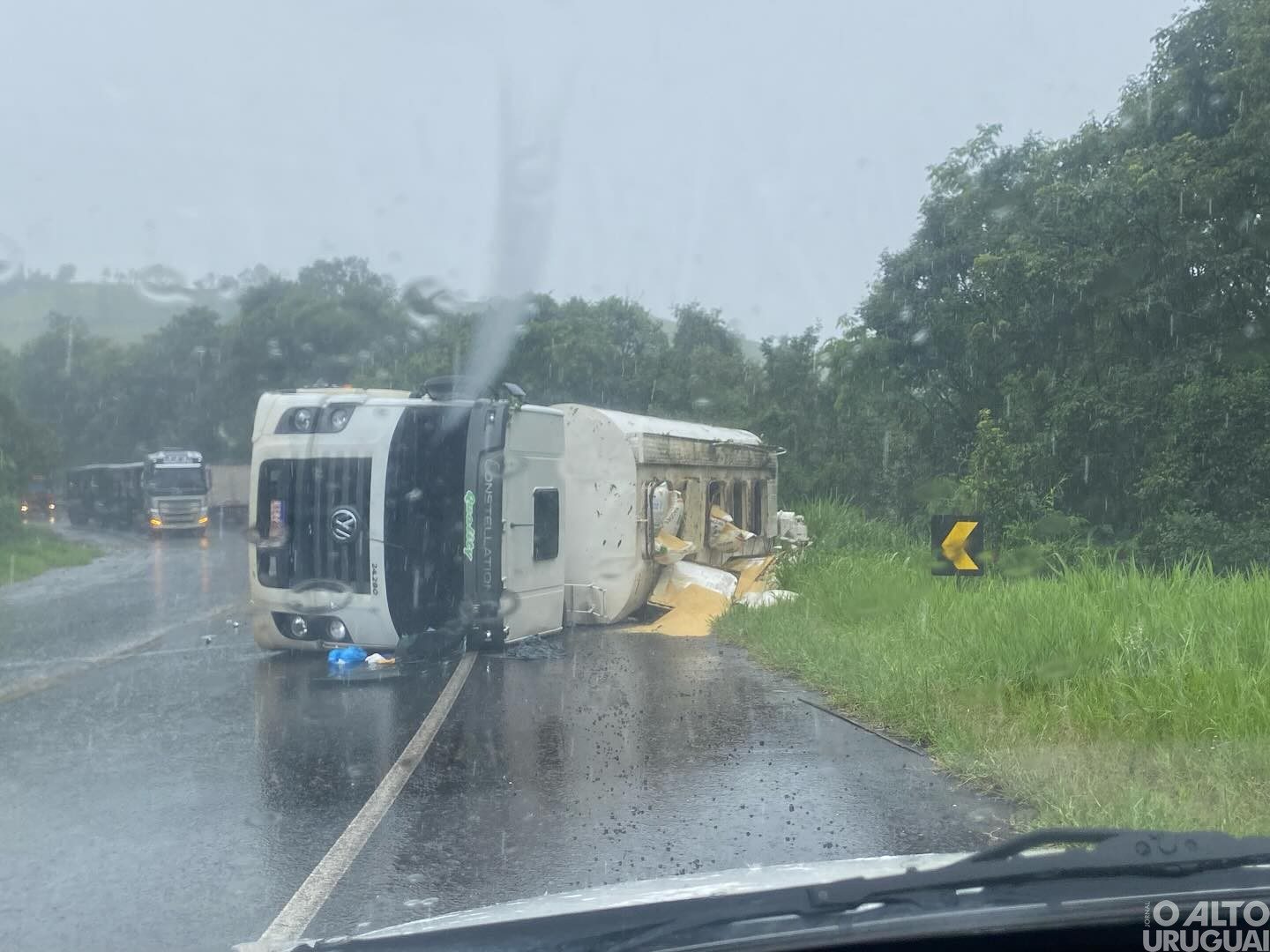 Caminhão tomba na BR-386 em Frederico Westphalen