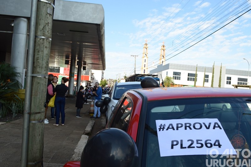 Profissionais de enfermagem promovem carreata