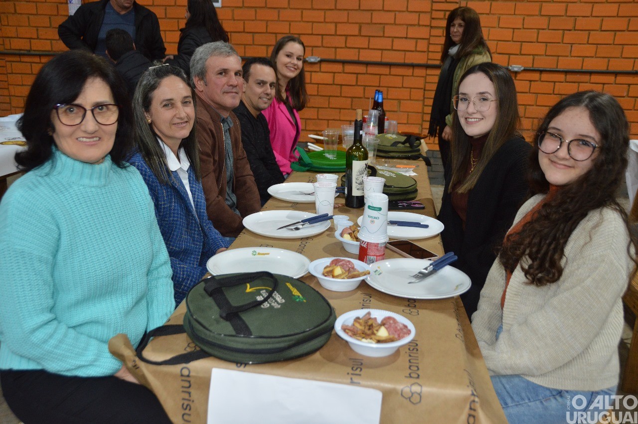 Centenas de pessoas participam da 19ª Festa do Leitão
