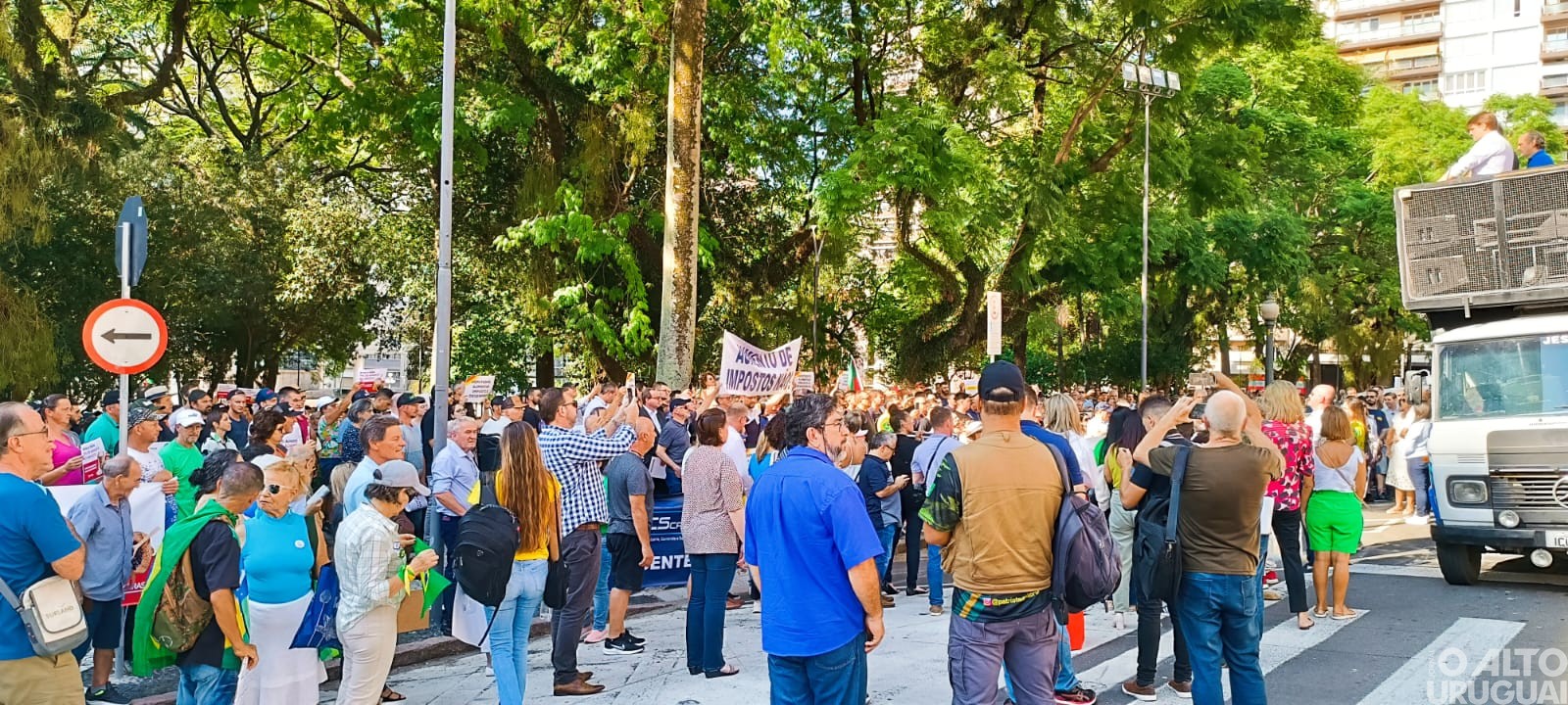 Empresários e representantes de entidades protestam em POA contra aumento do ICMS