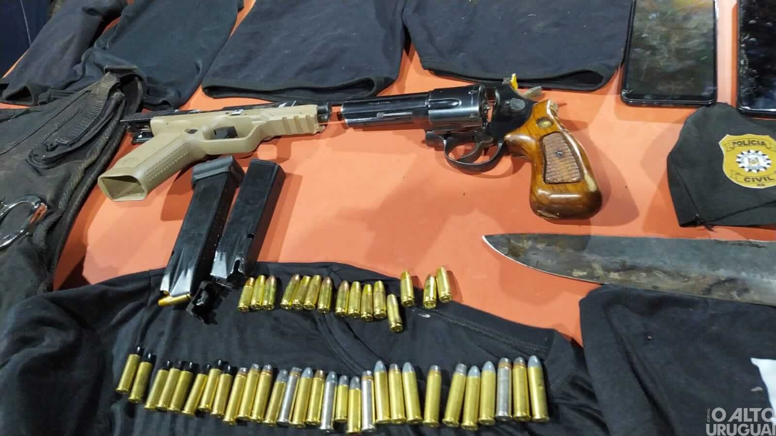 BR-386: Criminosos que planejavam assaltar joalheria vestidos como policiais são presos