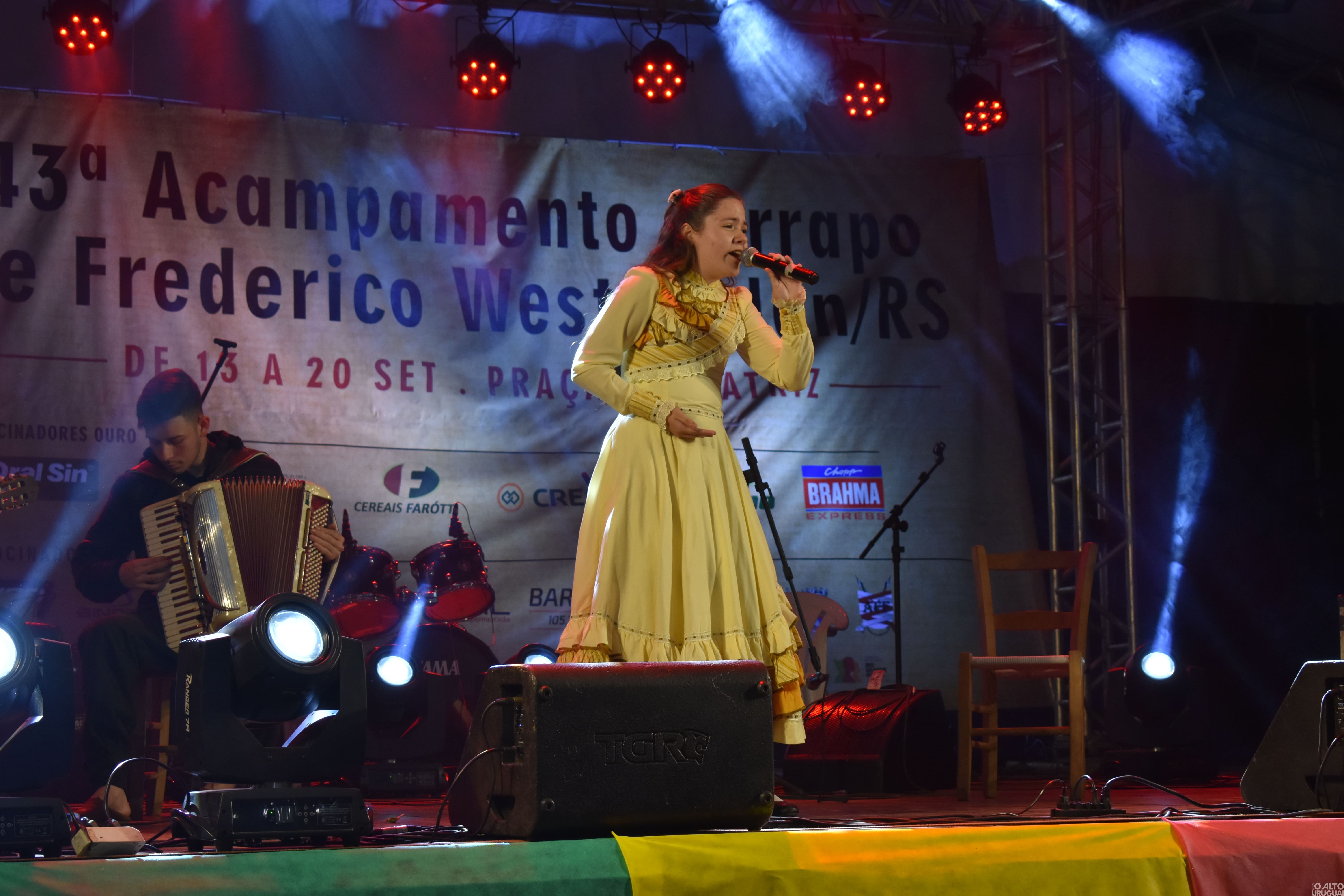 Primeira noite do Canto do Barril reúne grande público