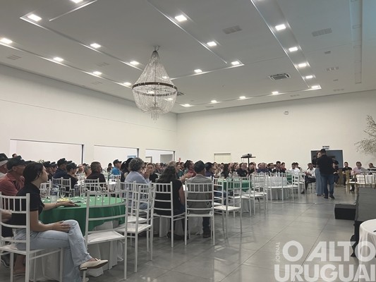 Cotrifred reúne mais de 300 produtores em FW para debater sobre bovinocultura de leite