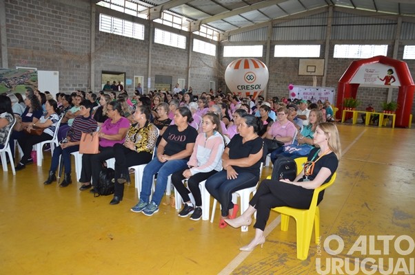 Centenas de mulheres participam de encontro em Jaboticaba