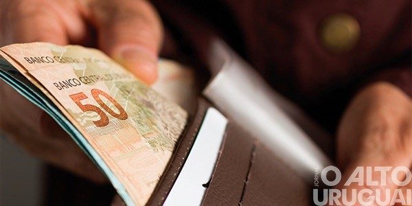 Primeira parcela do Pé-de-Meia começa a ser paga a estudantes